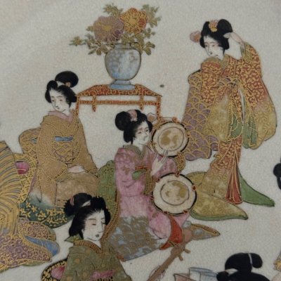 Assiette Satsuma avec cachet Japon XIXe représentant des geishas
