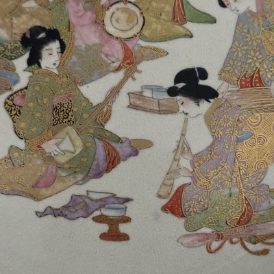 Assiette Satsuma avec cachet Japon XIXe représentant des geishas