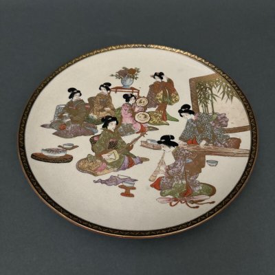 Assiette Satsuma avec cachet Japon XIXe représentant des geishas