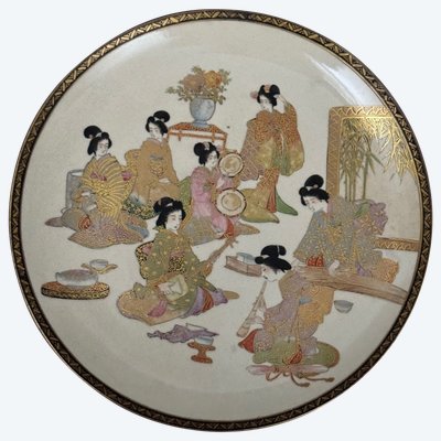 Assiette Satsuma avec cachet Japon XIXe représentant des geishas
