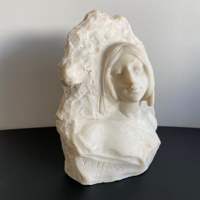 Marmorskulptur mit der Darstellung von La Vallière XX. von J. Morrini