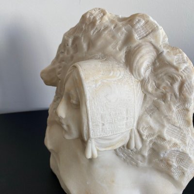 Marmorskulptur mit der Darstellung von La Vallière XX. von J. Morrini