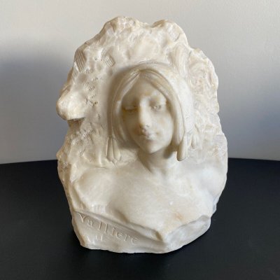 Marmorskulptur mit der Darstellung von La Vallière XX. von J. Morrini