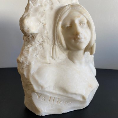 Marmorskulptur mit der Darstellung von La Vallière XX. von J. Morrini