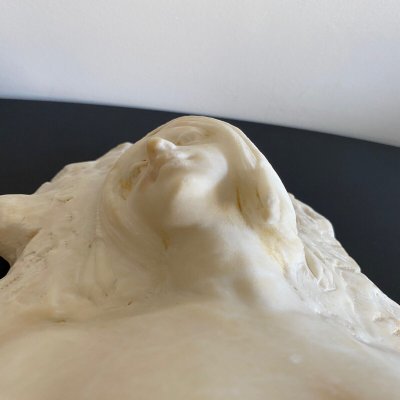 Marmorskulptur mit der Darstellung von La Vallière XX. von J. Morrini