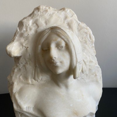 Marmorskulptur mit der Darstellung von La Vallière XX. von J. Morrini
