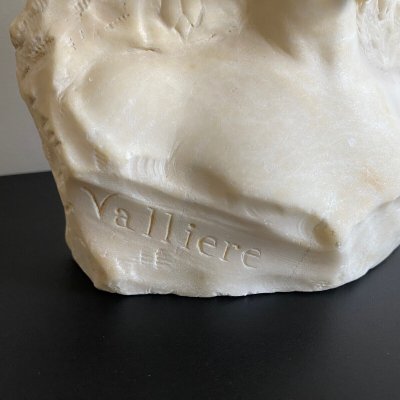 Marmorskulptur mit der Darstellung von La Vallière XX. von J. Morrini