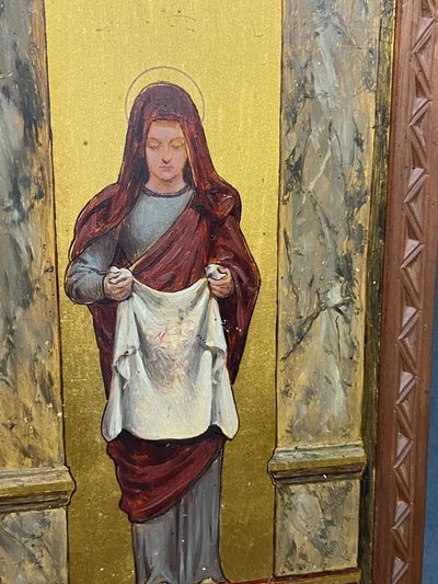 Großes Triptychon Nussbaum geschnitzt Neogotischer Stil Kreuzigung Christus Berg Golgatha