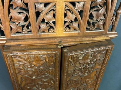 Großes Triptychon Nussbaum geschnitzt Neogotischer Stil Kreuzigung Christus Berg Golgatha