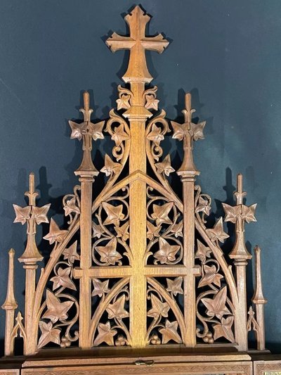 Großes Triptychon Nussbaum geschnitzt Neogotischer Stil Kreuzigung Christus Berg Golgatha