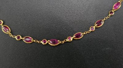 Armband mit 30 Rubinen, 18 Karat Gold.
