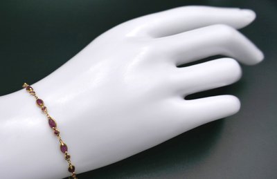 Armband mit 30 Rubinen, 18 Karat Gold.