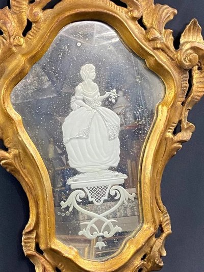 Miroir vénitien églomisé à l'élégante cadre bois doré sculpté XIXe