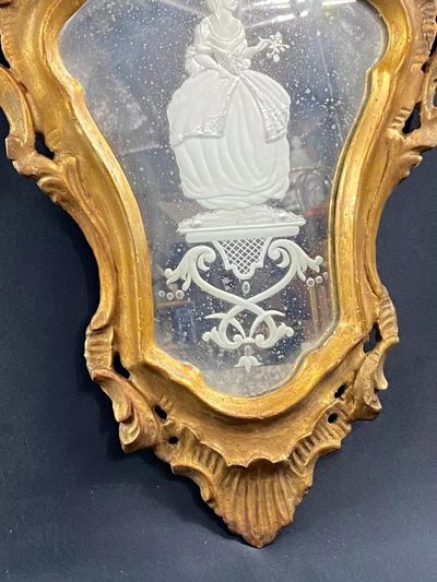 Miroir vénitien églomisé à l'élégante cadre bois doré sculpté XIXe