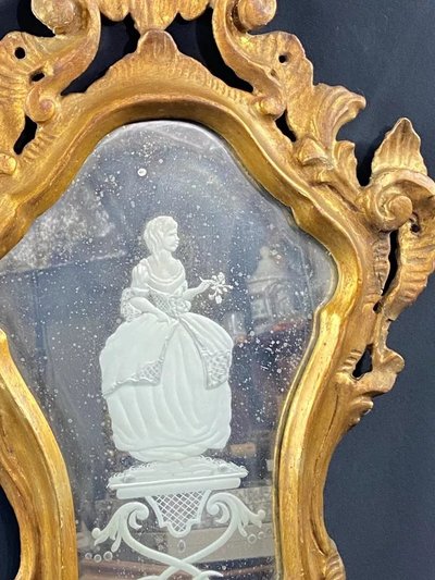 Miroir vénitien églomisé à l'élégante cadre bois doré sculpté XIXe
