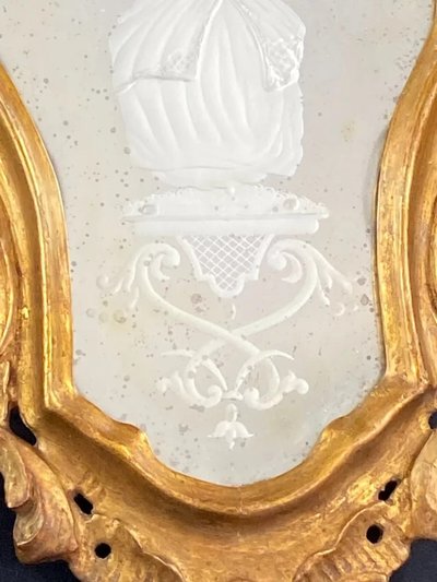 Miroir vénitien églomisé à l'élégante cadre bois doré sculpté XIXe