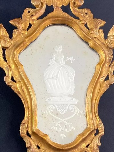 Miroir vénitien églomisé à l'élégante cadre bois doré sculpté XIXe