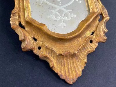 Miroir vénitien églomisé à l'élégante cadre bois doré sculpté XIXe