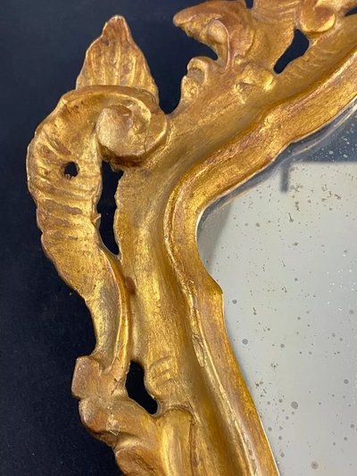 Miroir vénitien églomisé à l'élégante cadre bois doré sculpté XIXe