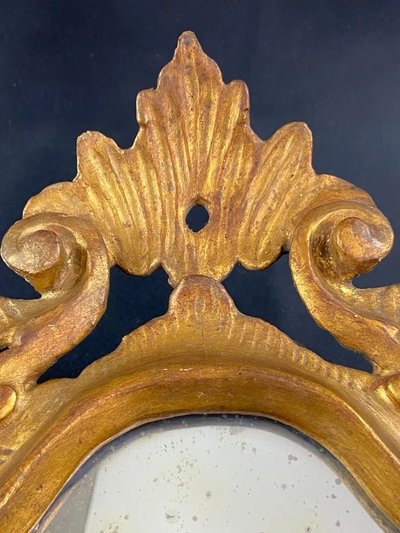 Miroir vénitien églomisé à l'élégante cadre bois doré sculpté XIXe