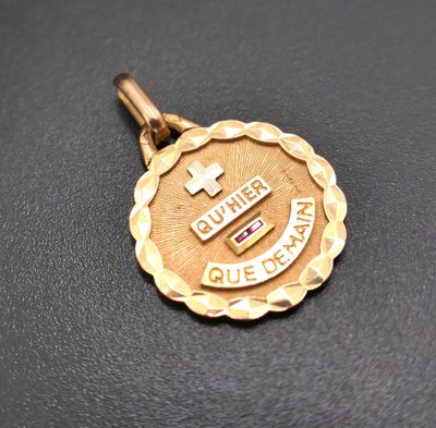 Augis Médaille d'Amour, 18 Karat Gold