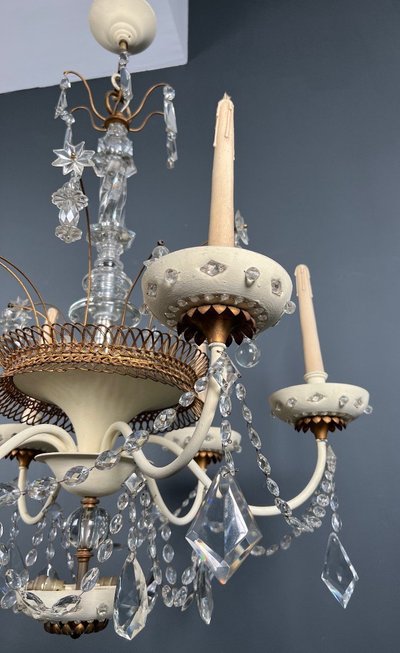 Chandelier in eggshell lacquered sheet metal and gilded metal, decorated with star-shaped cut crystals