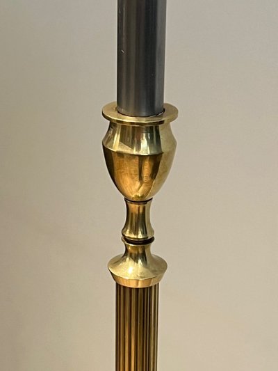Lampada da terra in ottone in stile neoclassico. Lavoro francese