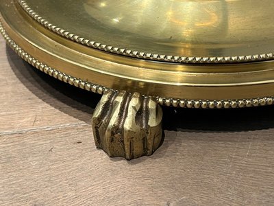Lampada da terra in ottone in stile neoclassico. Lavoro francese