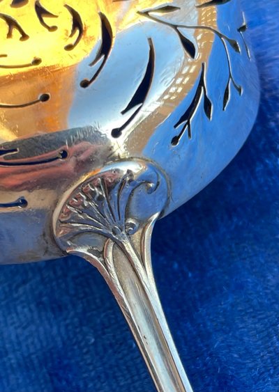 Art nouveau dusting machine.