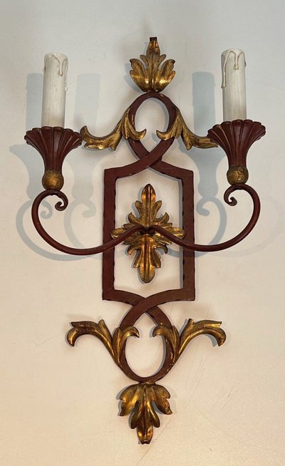 Coppia di applique in ferro battuto e legno rosso antico con foglie d'acanto dorate.