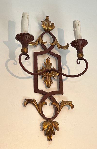 Coppia di applique in ferro battuto e legno rosso antico con foglie d'acanto dorate.
