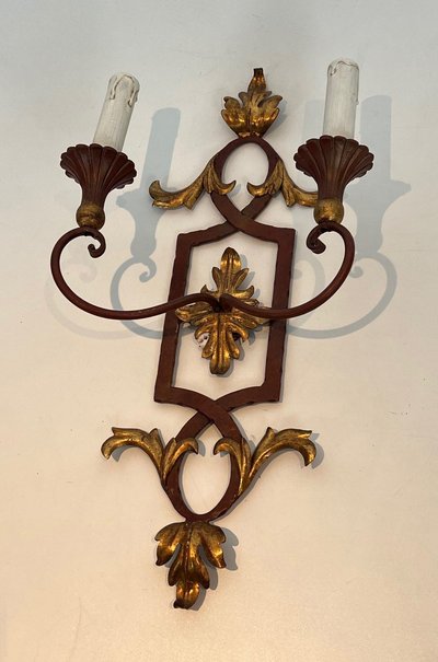 Coppia di applique in ferro battuto e legno rosso antico con foglie d'acanto dorate.