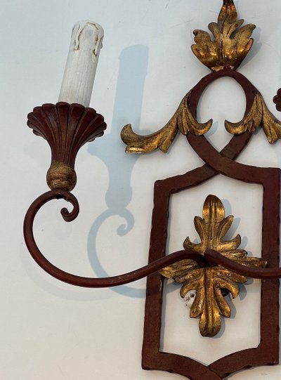 Coppia di applique in ferro battuto e legno rosso antico con foglie d'acanto dorate.