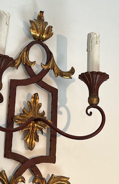 Coppia di applique in ferro battuto e legno rosso antico con foglie d'acanto dorate.