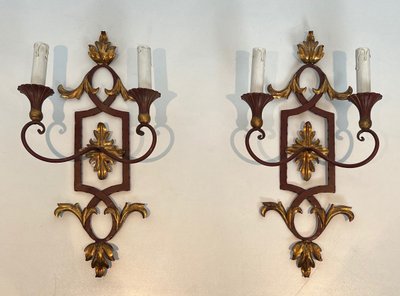 Coppia di applique in ferro battuto e legno rosso antico con foglie d'acanto dorate.