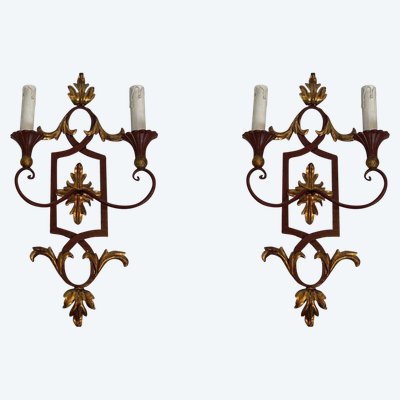 Coppia di applique in ferro battuto e legno rosso antico con foglie d'acanto dorate.