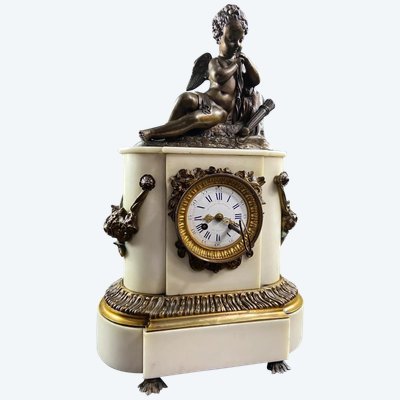 Orologio in marmo di Carrara della metà del XIX secolo sormontato da un angelo cherubino in bronzo