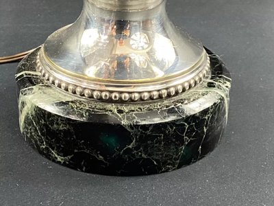 Grande base per lampada in metallo argentato in stile Luigi XVI su piedistallo in marmo verde