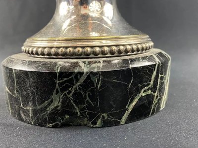 Grande base per lampada in metallo argentato in stile Luigi XVI su piedistallo in marmo verde