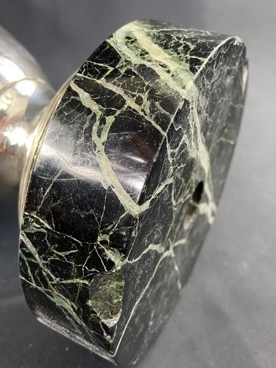 Grande base per lampada in metallo argentato in stile Luigi XVI su piedistallo in marmo verde