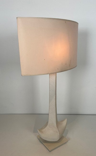 Lampada di design in ceramica bianca. Opera francese di L Drummer. Circa 1970
