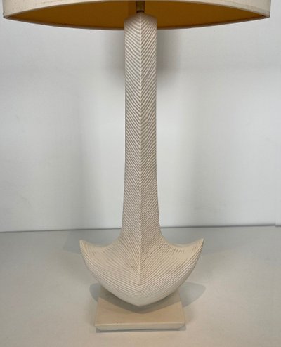 Lampada di design in ceramica bianca. Opera francese di L Drummer. Circa 1970