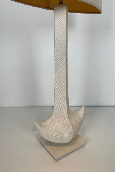 Lampada di design in ceramica bianca. Opera francese di L Drummer. Circa 1970