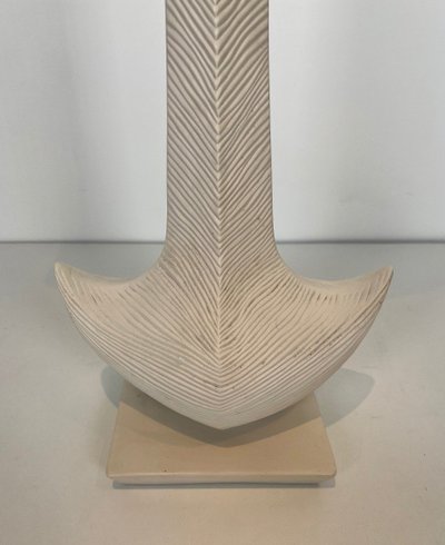 Lampada di design in ceramica bianca. Opera francese di L Drummer. Circa 1970