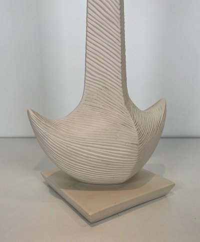 Lampada di design in ceramica bianca. Opera francese di L Drummer. Circa 1970