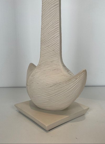 Lampada di design in ceramica bianca. Opera francese di L Drummer. Circa 1970