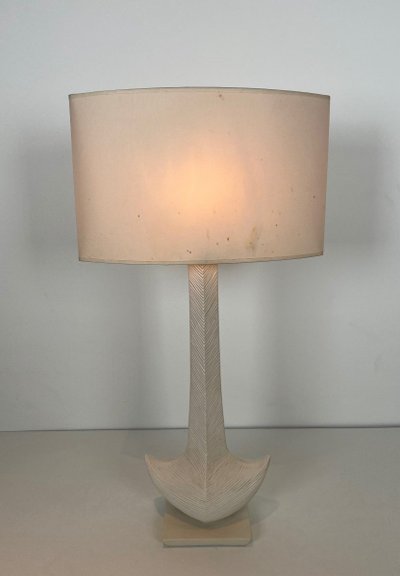 Lampada di design in ceramica bianca. Opera francese di L Drummer. Circa 1970
