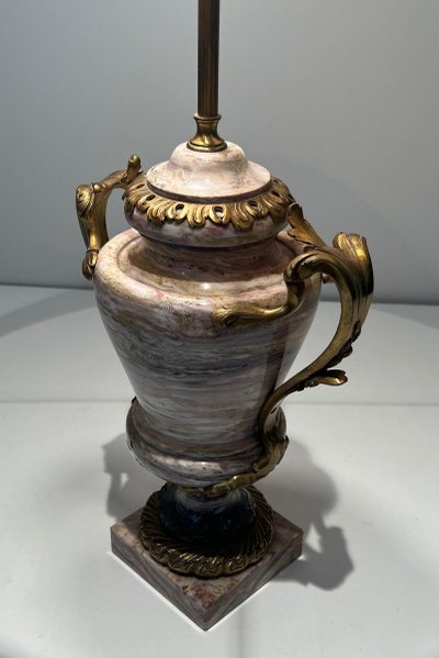 Grande Lampe En Marbre Ornée d'Une Couronne En Bronze à La Base, De Grandes Anses