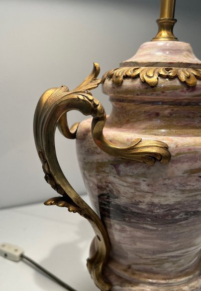 Grande Lampe En Marbre Ornée d'Une Couronne En Bronze à La Base, De Grandes Anses