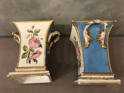 Coppia di vasi in porcellana Vieux Paris del XIX secolo